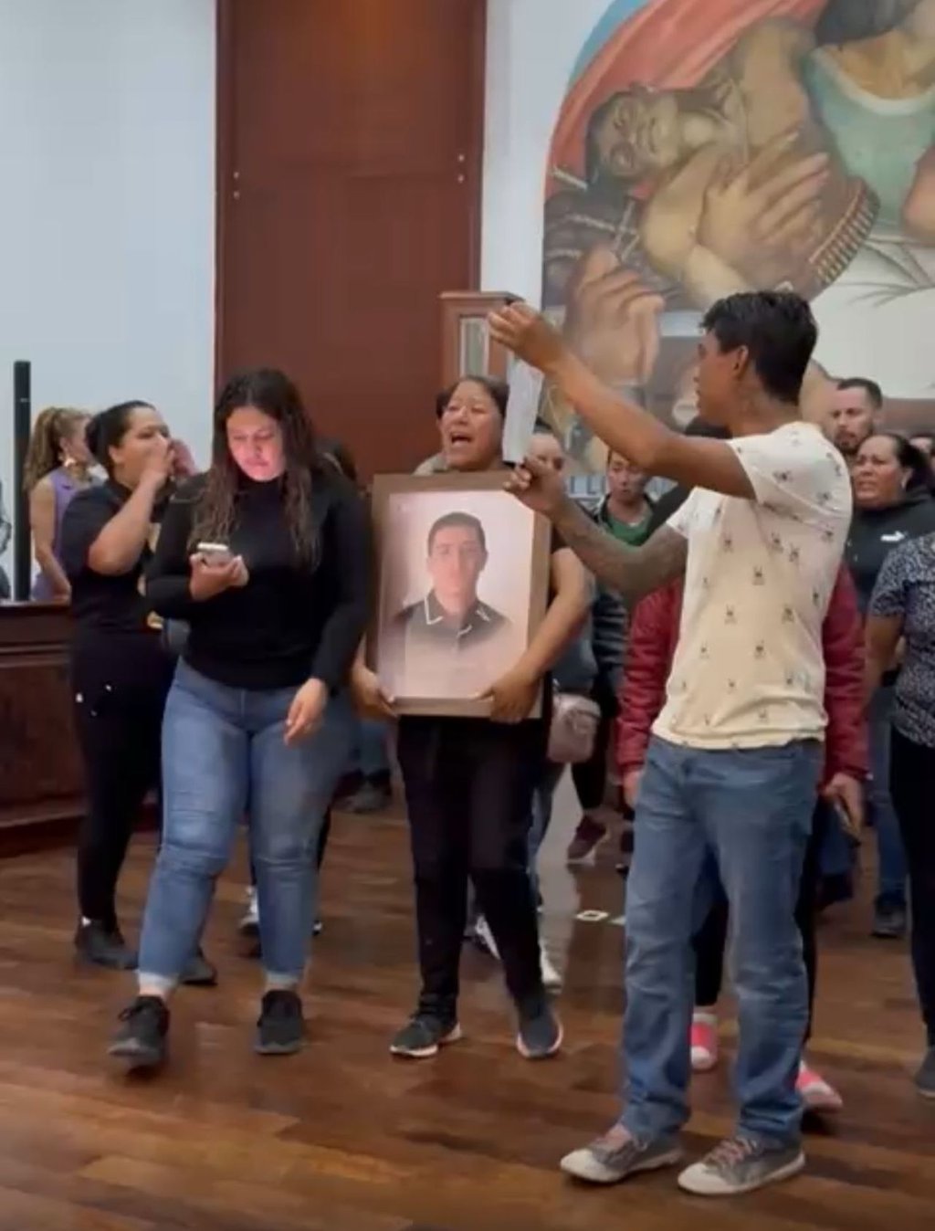 Reacción. Con un gran dolor por la pérdida de un ser querido y mucha impotencia, los familiares irrumpieron en la sesión de Cabildo.