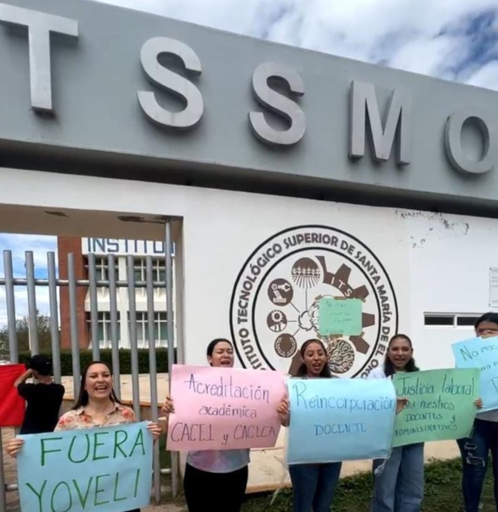 Cierre. Alumnos del Instituto Tecnológico Superior de Santa María del Oro cerraron la institución y piden la destitución de la Directora que ya había sido dada de baja por malos manejos de esa escuela en el 2015.