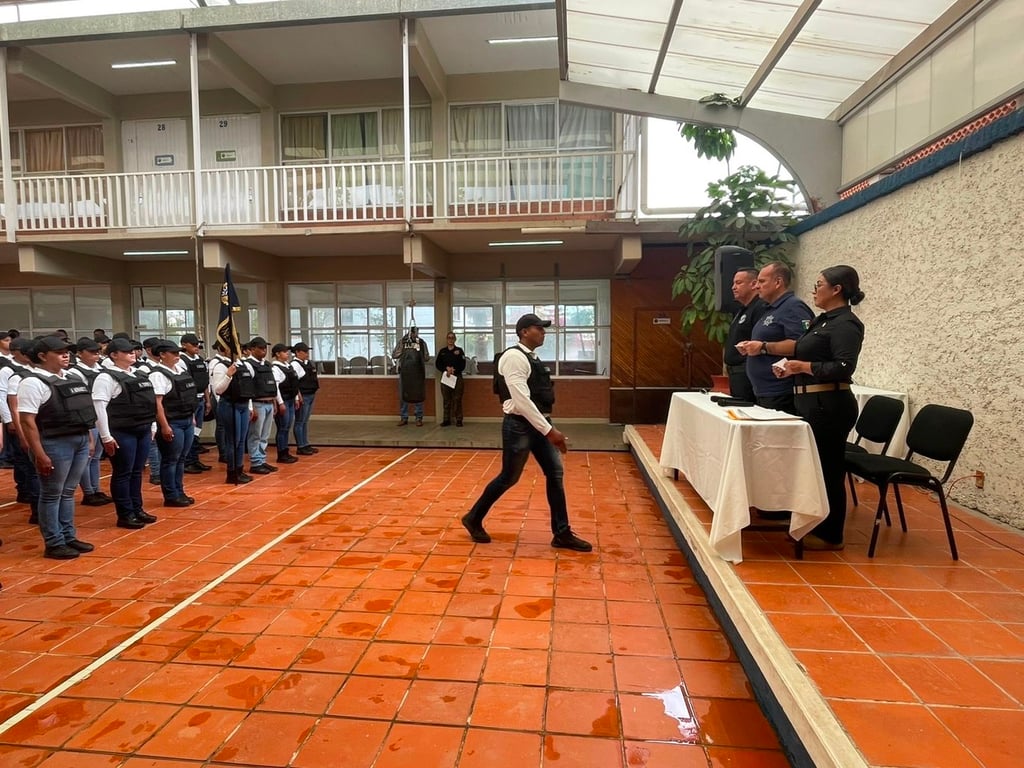 Apoyo. Cadetes de la Policía Estatal recibieron becas económicas.