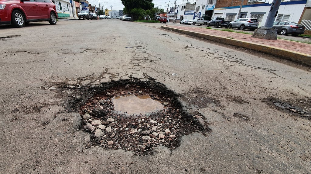 Reportes. Llaman a los ciudadanos a actuar ante los baches; además de hacer las denuncias en redes sociales, dar seguimiento para quienes presenten daño en sus unidades por la mala calidad en la pavimentación y bacheo.