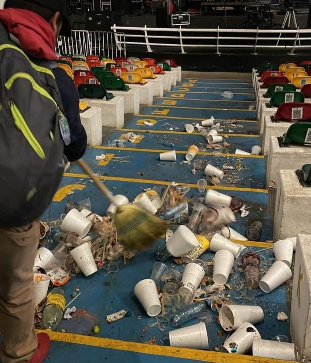 Limpieza. Luego de cada evento en la Velaria, el personal comienza con el barrido manual y recolectando la basura.