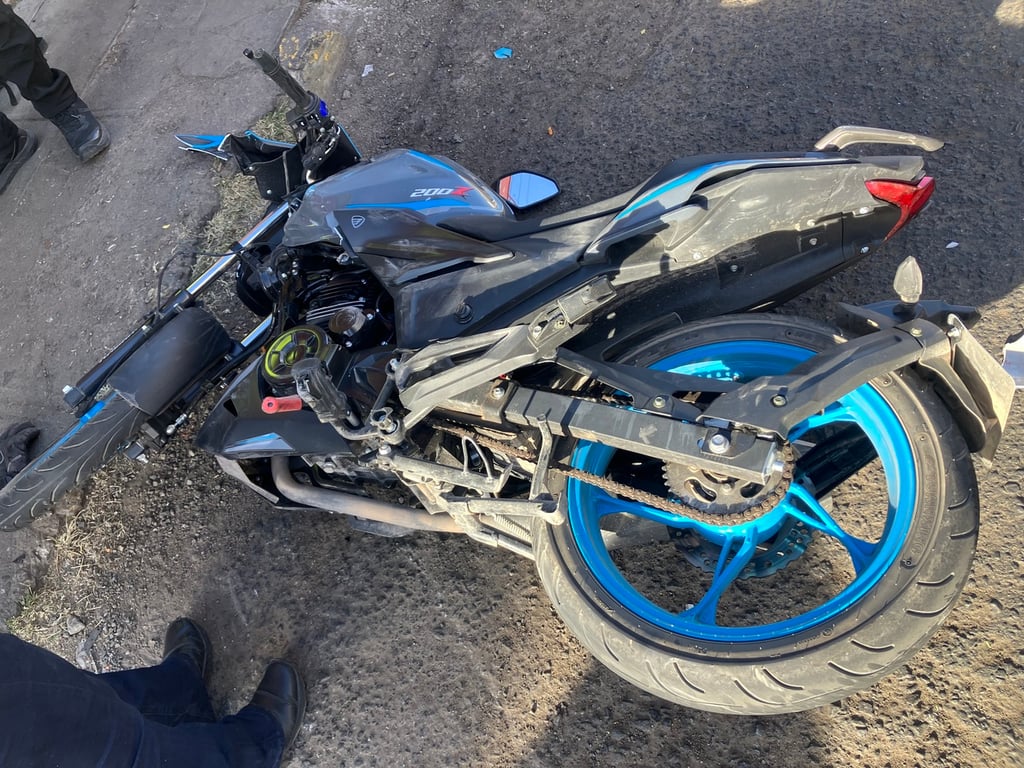 Un adolescente motociclista resultó lesionado en un hecho vial; el presunto responsable huyó de la escena.