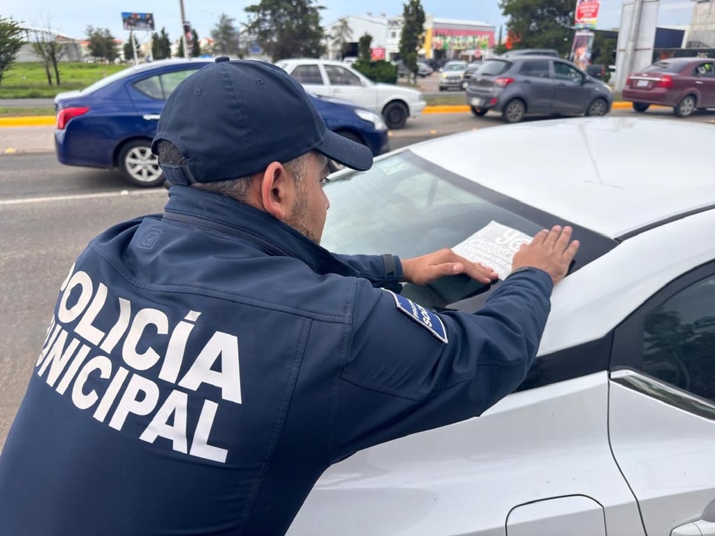 Pegan. Parte de la campaña es la colocación de calcas.