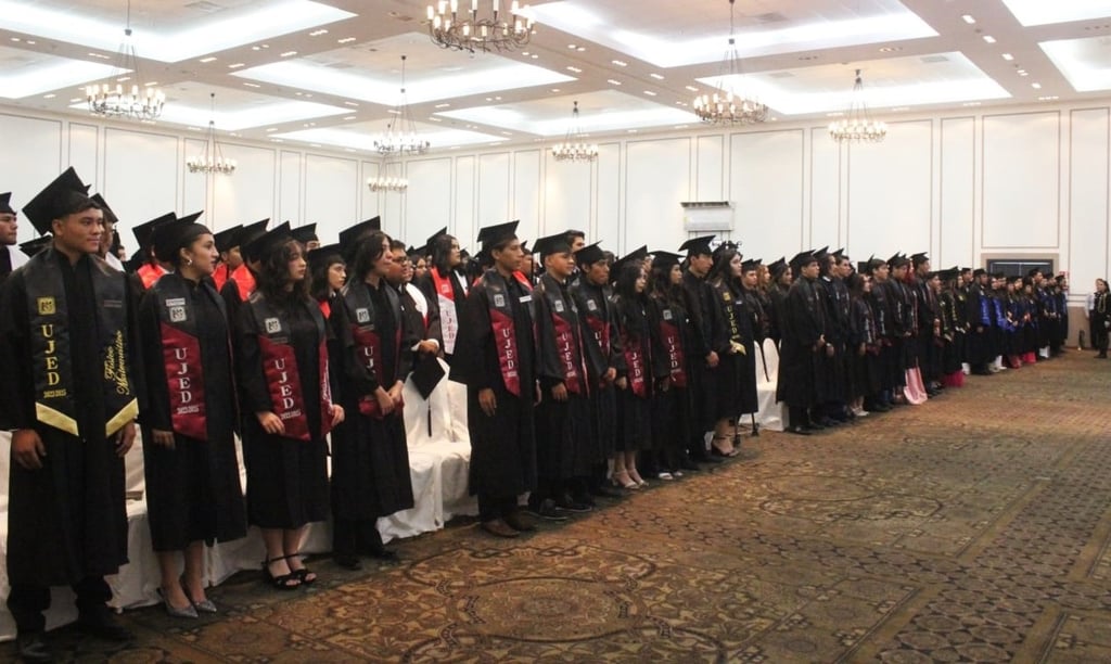 Graduados. Se está en la temporada de graduaciones y los de la Preparatoria Diurna no se quedaron atrás.