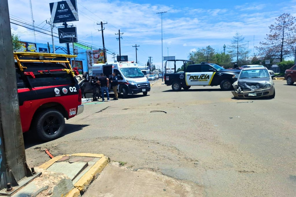 Choque volcadura en el bulevar Francisco Villa deja varios lesionados, incluida una bebé