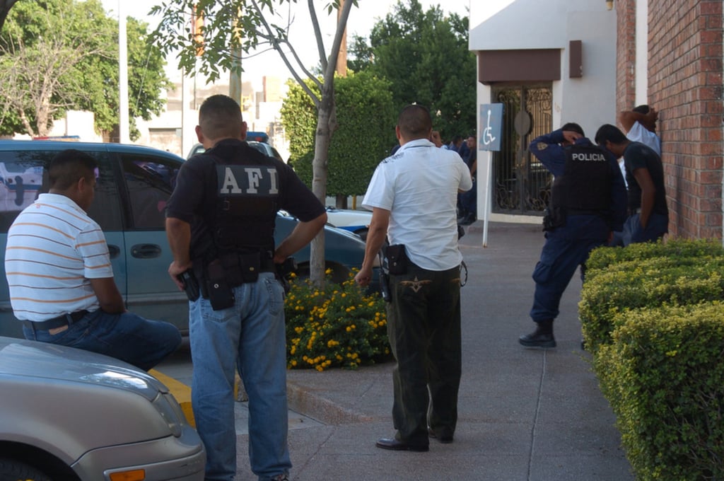 Labor. Catearon un domicilio en Lerdo, en donde aseguraron más de 18 mil pesos, máquinas contadoras y mercancía de tabaco.