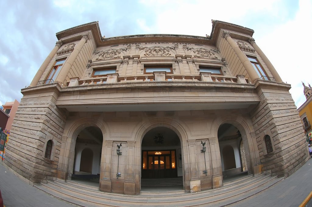 El teatro recibió al Papa Juan Pablo II, donde se reunió con empresarios.