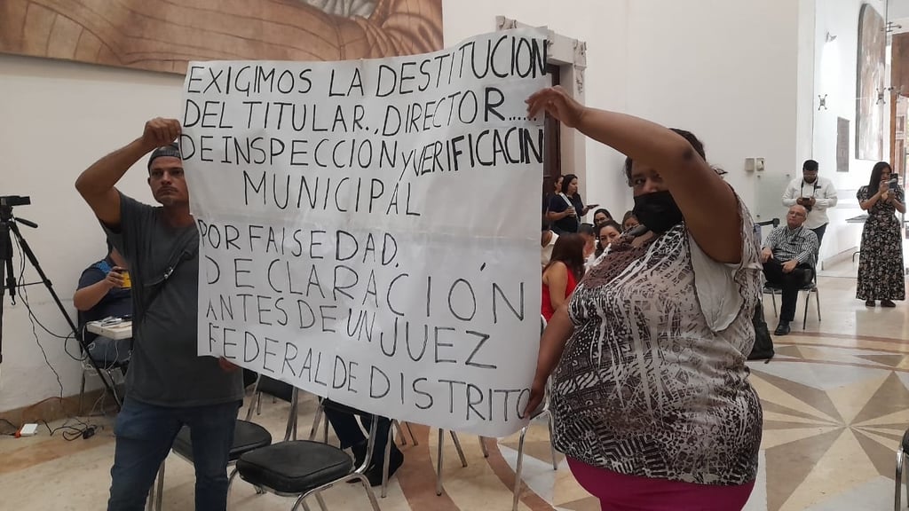 Manifestación. En Cabildo el comerciante exigió que tomen en cuenta su caso, asegura que quieren retirarla.