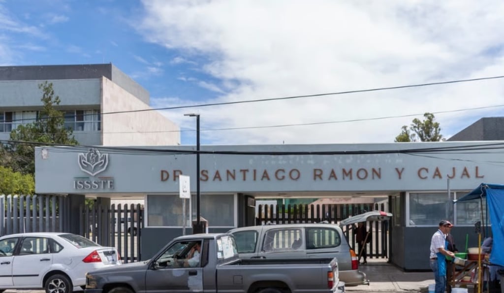 Control. Aseguran autoridades que hay control en estas zonas hospitalarias, cuando llegan ambulantes a tratar de vender su mercancía se reporta a inspectores para que los exhorten para que se retiren.