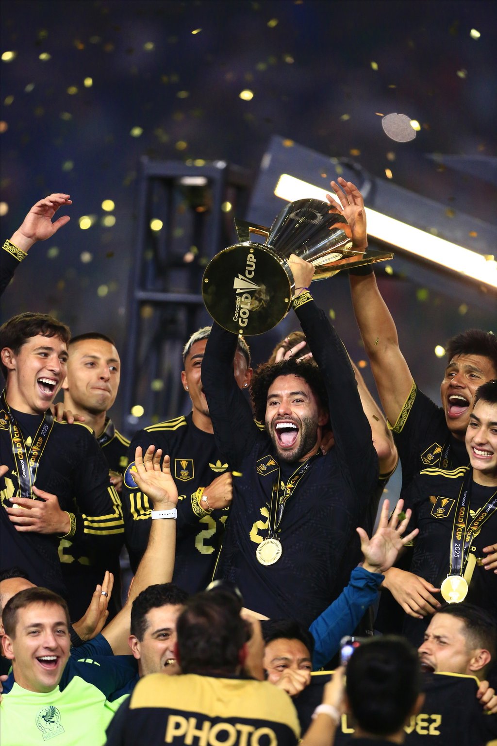 Bicampeón. México logró el bicampeonato de la Copa Oro al vencer a los Estados Unidos 2-1.