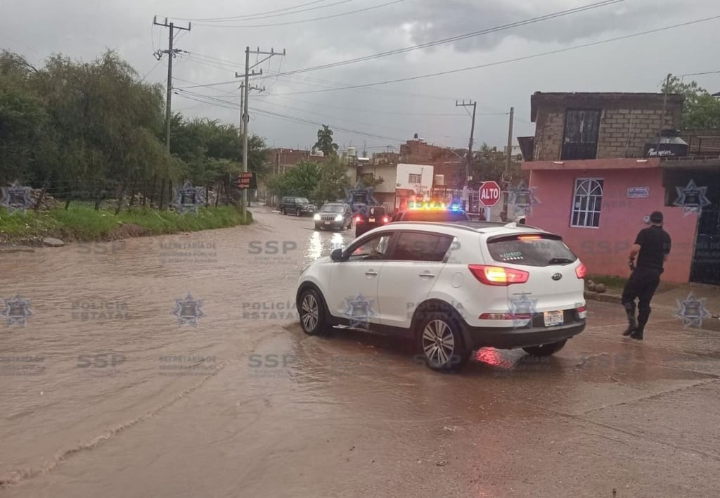 Acción. En Santiago Papasquiaro se tuvieron que cerrar algunas avenidas por las fuertes lluvias.