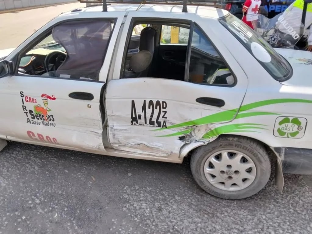 Accidente. Una camioneta se impactó contra un taxi en la parte baja del puente D-1 de la ciudad de Gómez Palacio.