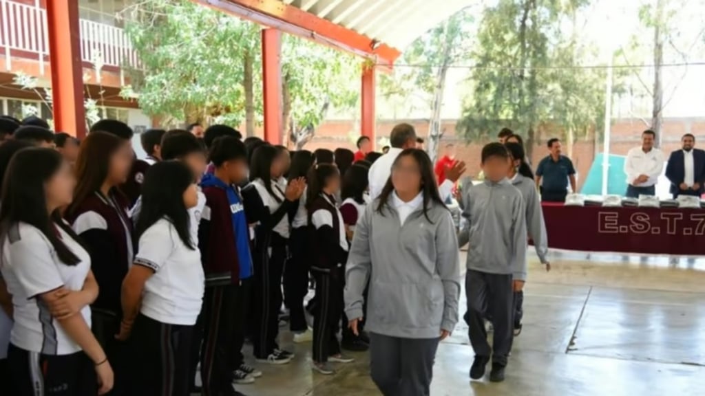 Derecho. Se prevé que al inicio del próximo ciclo escolar se inicie con la entrega de los uniformes para el nivel básico.