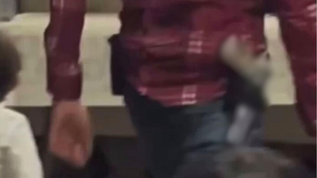 Padre de familia pasó con arma corta a recoger el diploma de su hijo en Durango | VIDEO