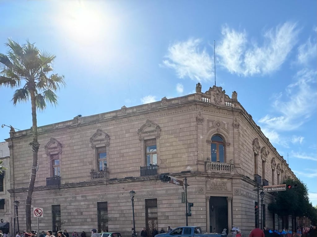 Emblema. A partir de su construcción, este inmueble ha sido testigo de los diferentes procesos de la evolución social de Durango; actualmente el Palacio de Escárzaga alberga al Museo de la Ciudad.