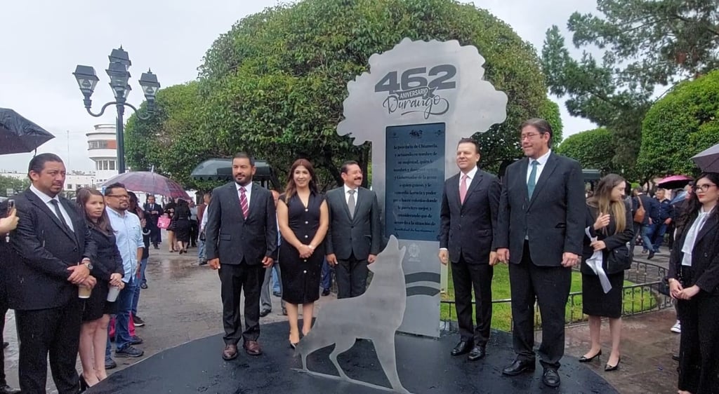 Aniversario. En el lugar donde estaba el famoso Espejo de Agua, ahora instalaron un lobo, animal que forma parte del escudo de Durango.