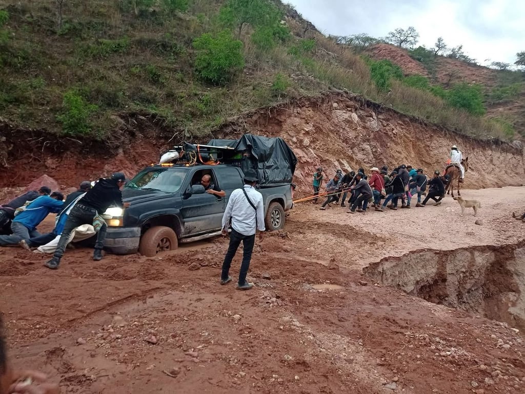 Solidarios. Circula en redes sociales una imagen en la que se observa a varias personas ayudando a alguien que se atascó.