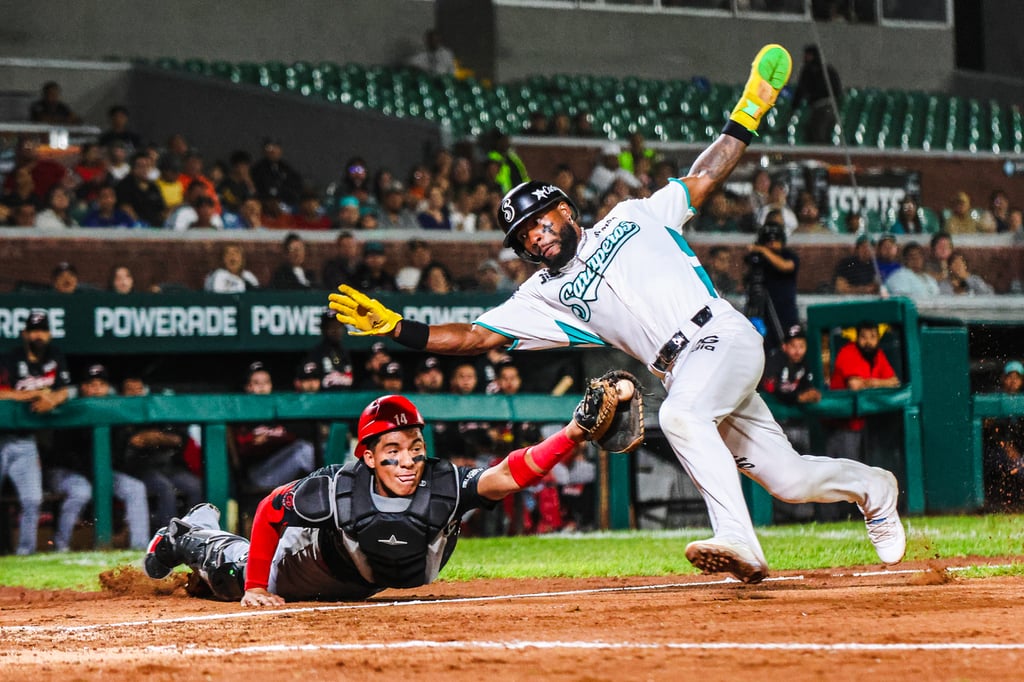 Esfuerzo. La novena duranguense empató el partido en cierto punto, pero Saraperos demostró ser una barredora y no dio espacio.