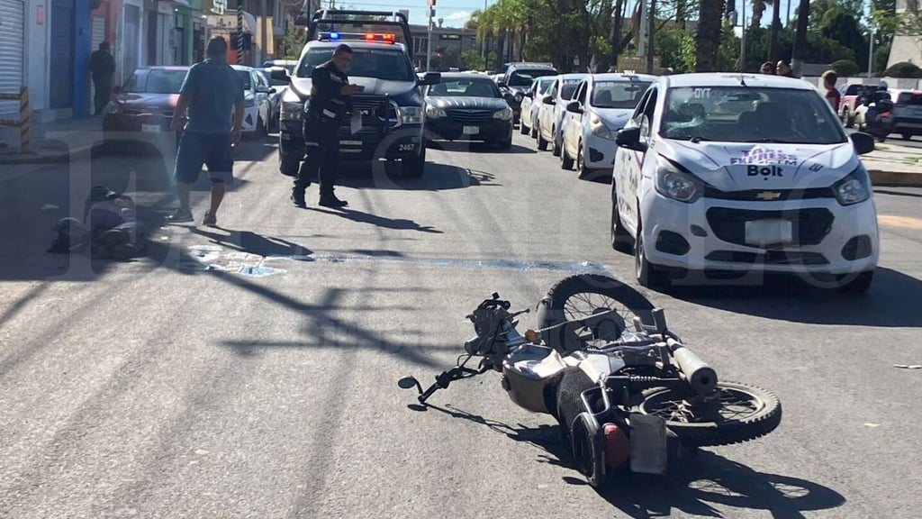 Motociclista resulta herido en aparatoso choque contra un taxi en el Domingo Arrieta