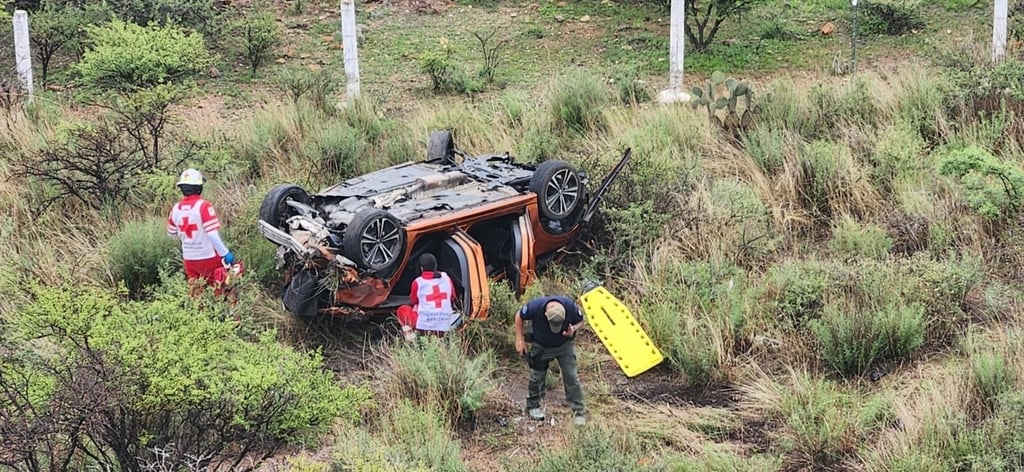 Una aparatosa volcadura se registró por la autopista Durango-Gómez Palacio, este jueves por la tarde.
