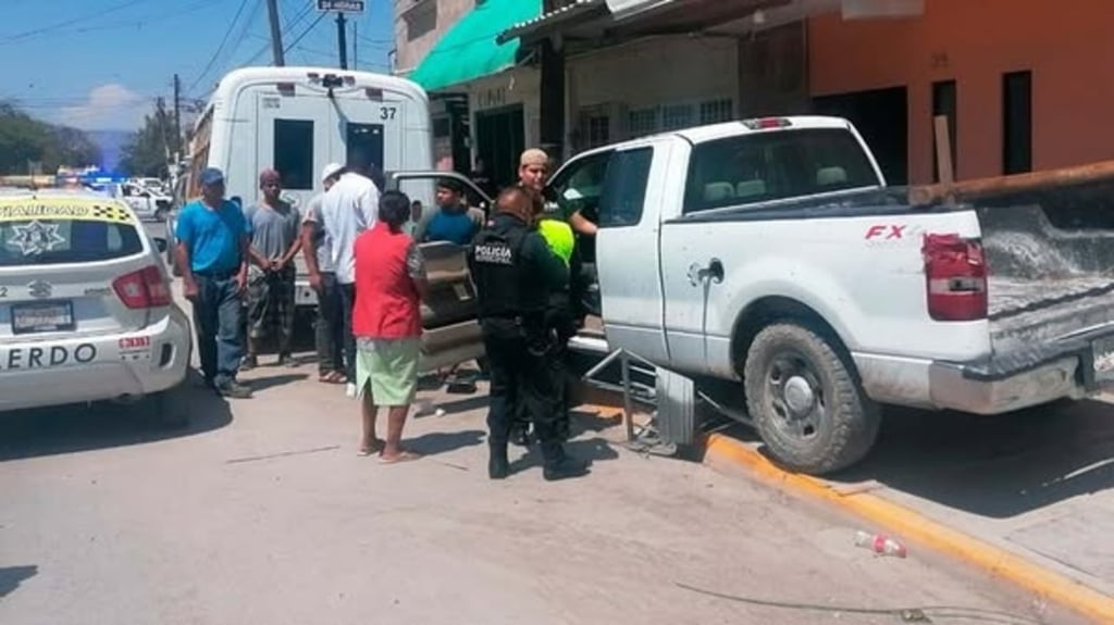 Dolor. Un hombre murió tras sufrir un paro cardiaco y chocar contra un poste en Lerdo.