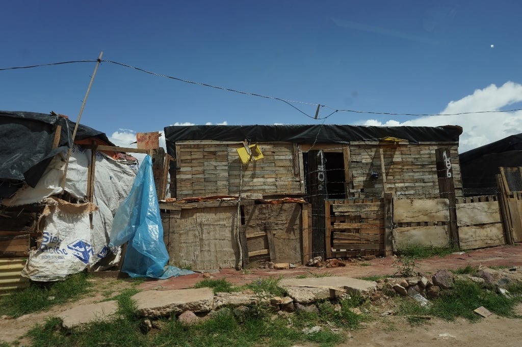 Sobre lo que queda de vías. Las viviendas de este asentamiento irregular incluso se encuentran sobre las antiguas vías del ferrocarril.