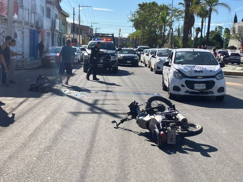 Accidente. Un joven motociclista sufrió una fractura expuesta en la pierna derecha, como resultado de una colisión contra un taxi.