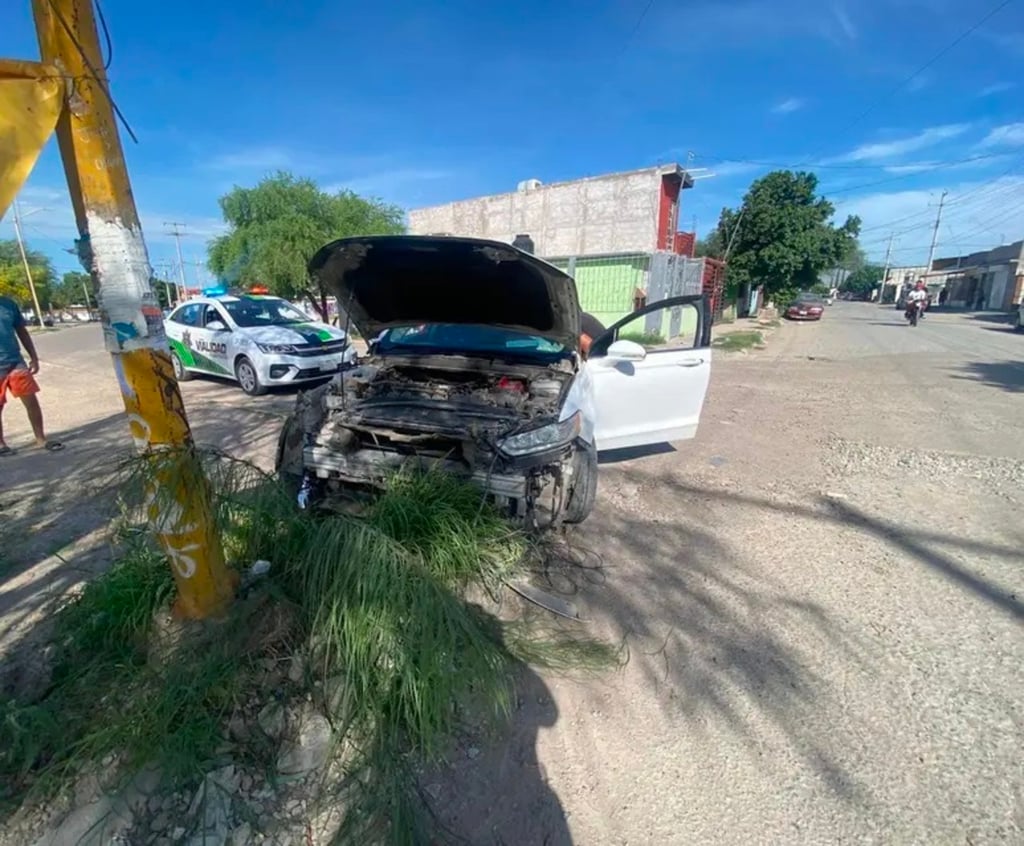 Accidente. Una joven conductora impactó su vehículo contra un poste en Gómez Palacio.
