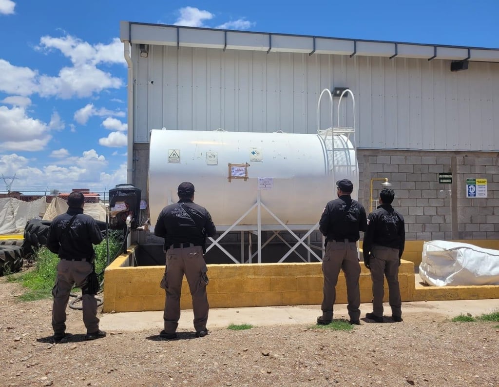 Acción. En cateo, la Fiscalía General de la República  aseguró más de dos mil litros de hidrocarburo.