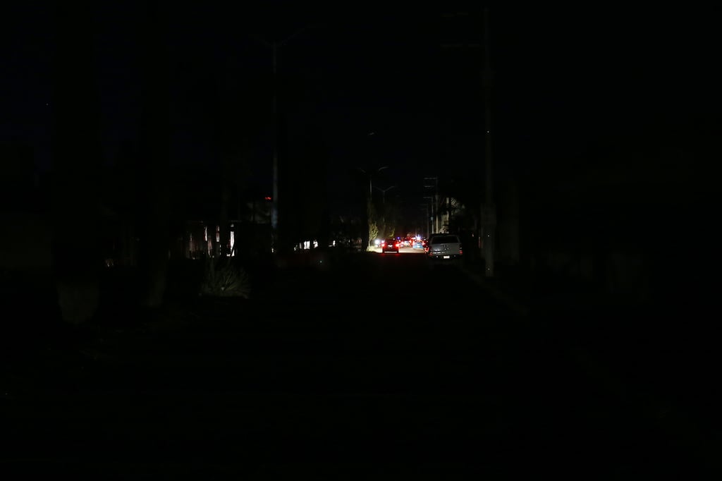 Apagones. Independientemente de lo que haya provocado una falla eléctrica, no tener luz afecta desde las viviendas, la iluminación y semáforos en las calles, pérdida económica a negocios y falta de agua.