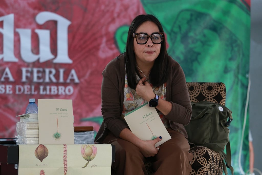 Durante la presentación, la autora compartió detalles del proceso detrás de su obra, que combina historia, botánica y tradición.