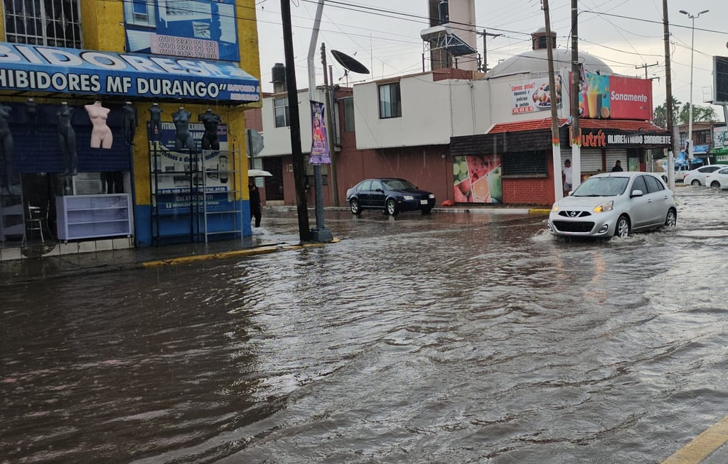 Se les metió el agua; comerciantes duranguenses evalúan pérdidas en locales afectados por lluvias