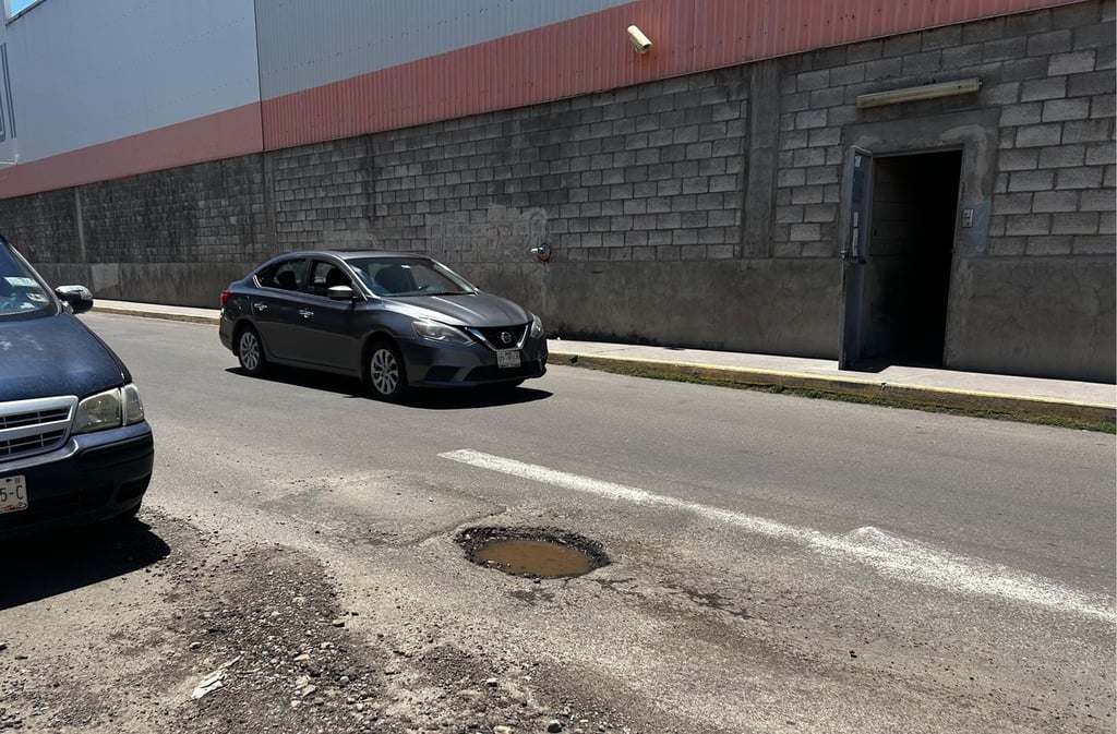 Calle Teresa de Calcuta, frente al CADI, pasando Home Depot, colonia El Refugio.