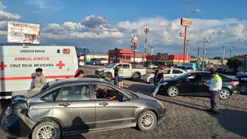 Caso. Se registró un aparatoso choque frente al Centro Trailero de Gómez Palacio.
