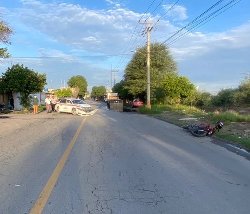 Hecho. Motociclista resulta lesionado tras impactarse contra taxi en Gómez Palacio. El joven se impactó en la parte delantera izquierda del transporte público y salió proyectado a la cinta asfáltica