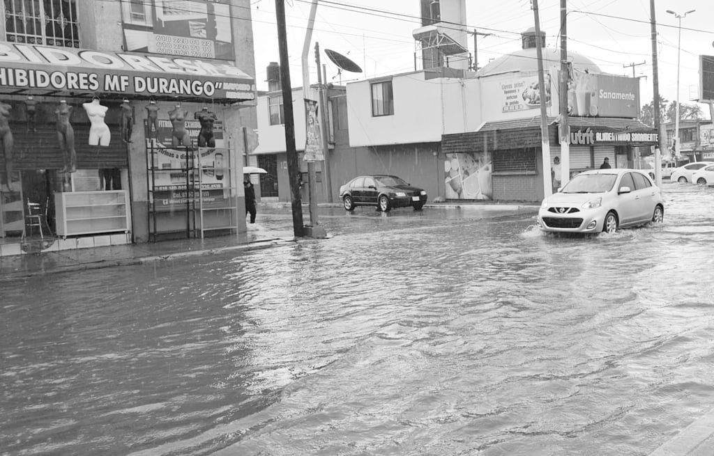 Afectación. Varios negocios de la localidad tuvieron daños a consecuencia de las inundaciones que se registraron el sábado, por lo que se están cuantificando las pérdidas.