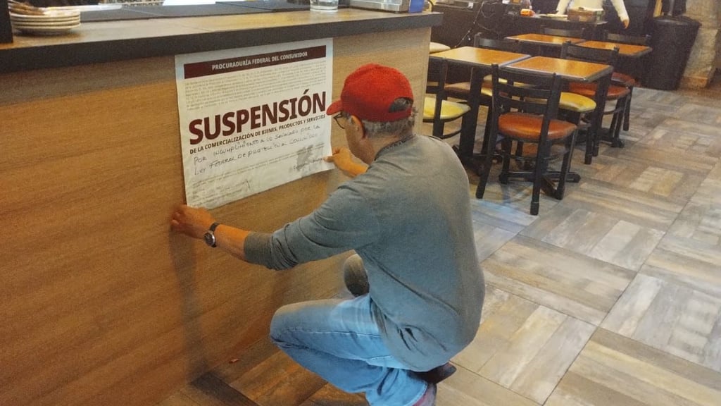 Profeco cierra restaurante que obligaba a clientes a pagar propina; la incluían en la cuenta