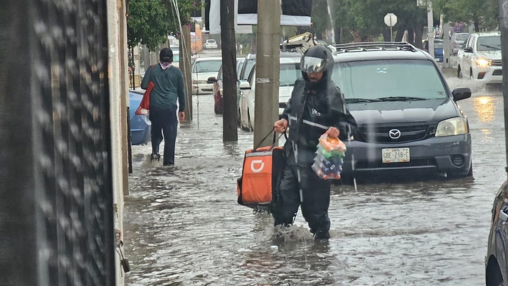 Niveles. El agua subió en zonas bajas, lo que dificulto la movilidad para peatones, motociclistas y vehículos; incluso, hubo varias unidades varadas y motocicletas completamente sumergidas.