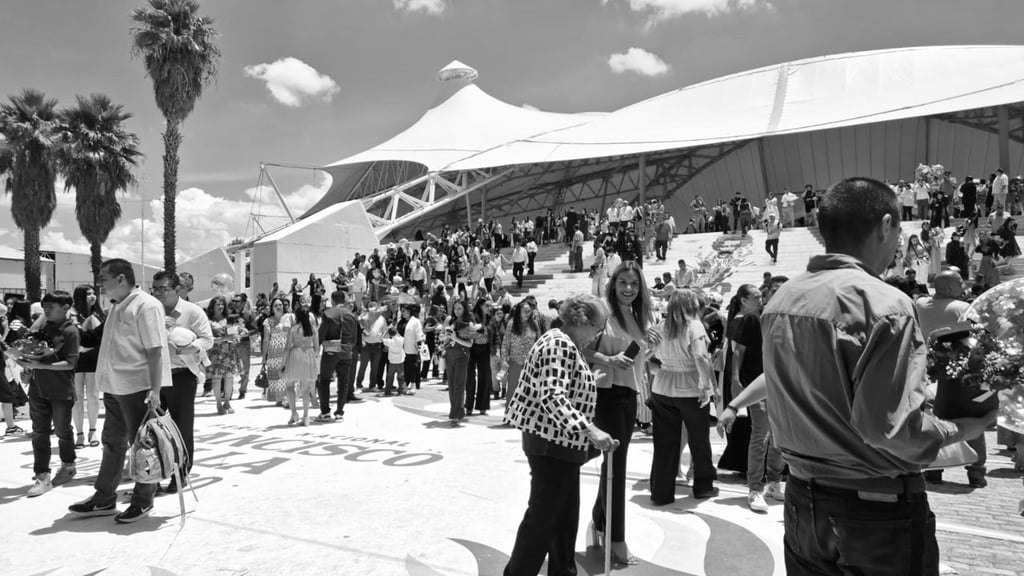 Obstáculos. Cuando van a la Feria, los adultos mayores o personas con discapacidad batallan más.