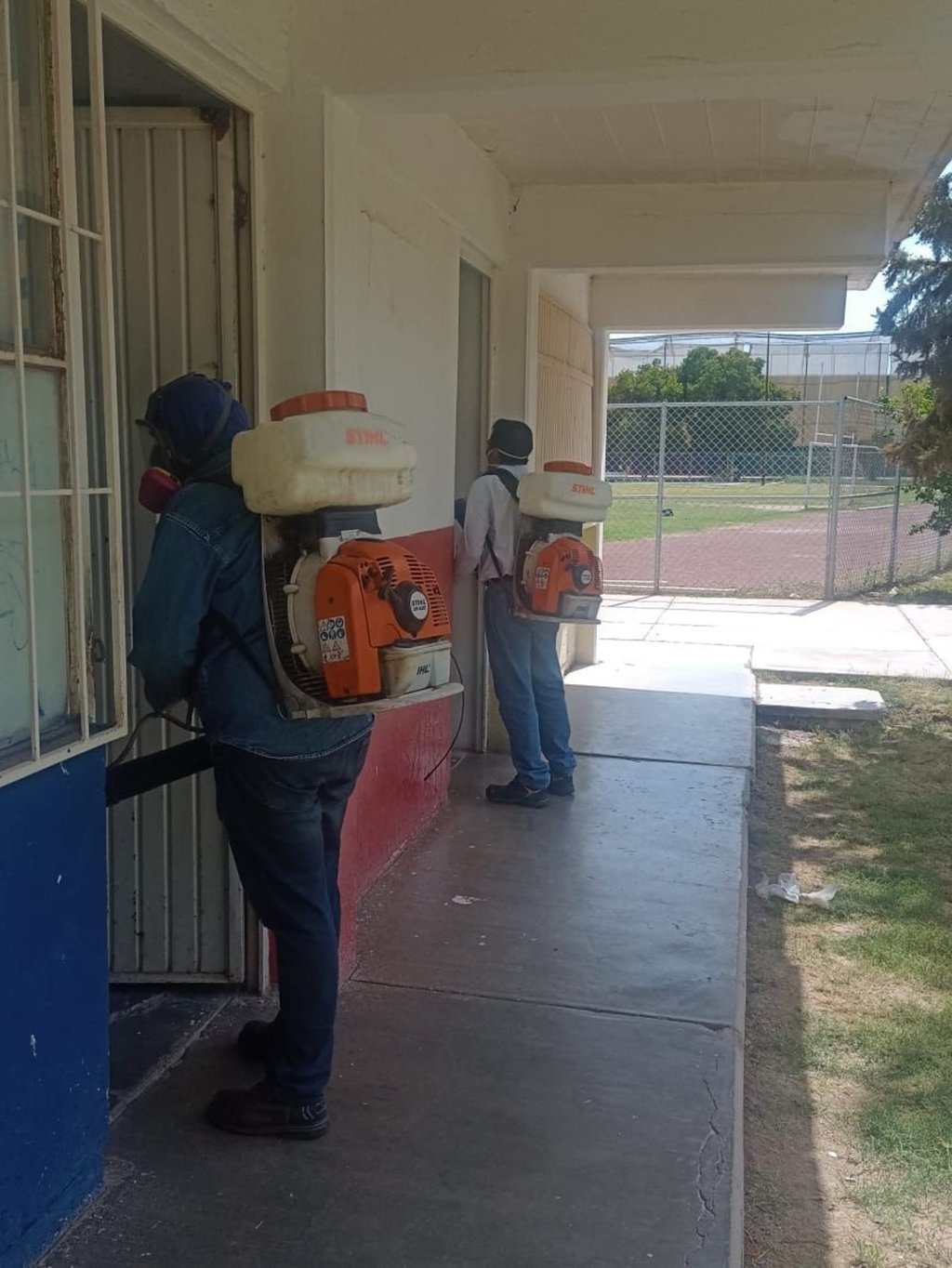 Acción. Se realizó una exhaustiva jornada de fumigación en la Unidad Deportiva Francisco Gómez Palacio, ubicada en la colonia Filadelfia.