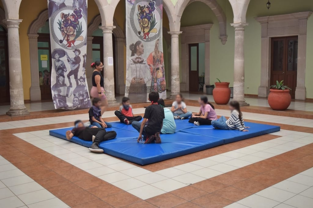 Actividades. El curso se compone de distintas áreas, como cine, jazz, música y pintura.