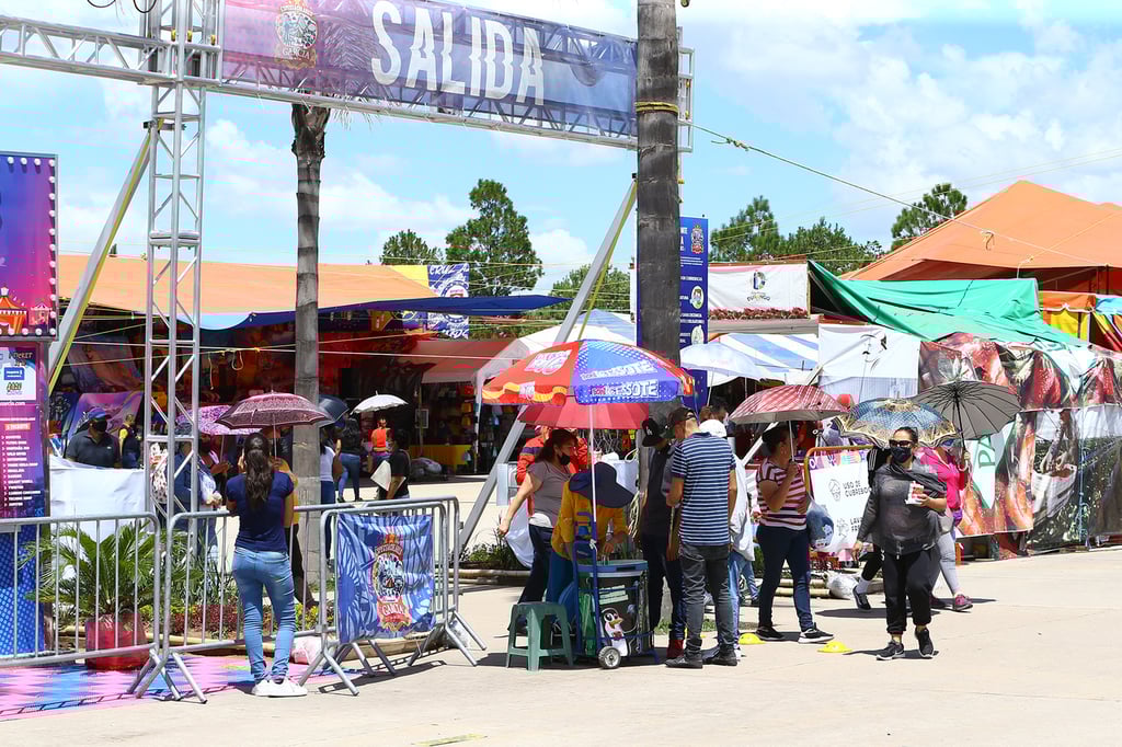 Los comerciantes piden espacios afuera en el área de los estacionamientos; permanecen todo el día.