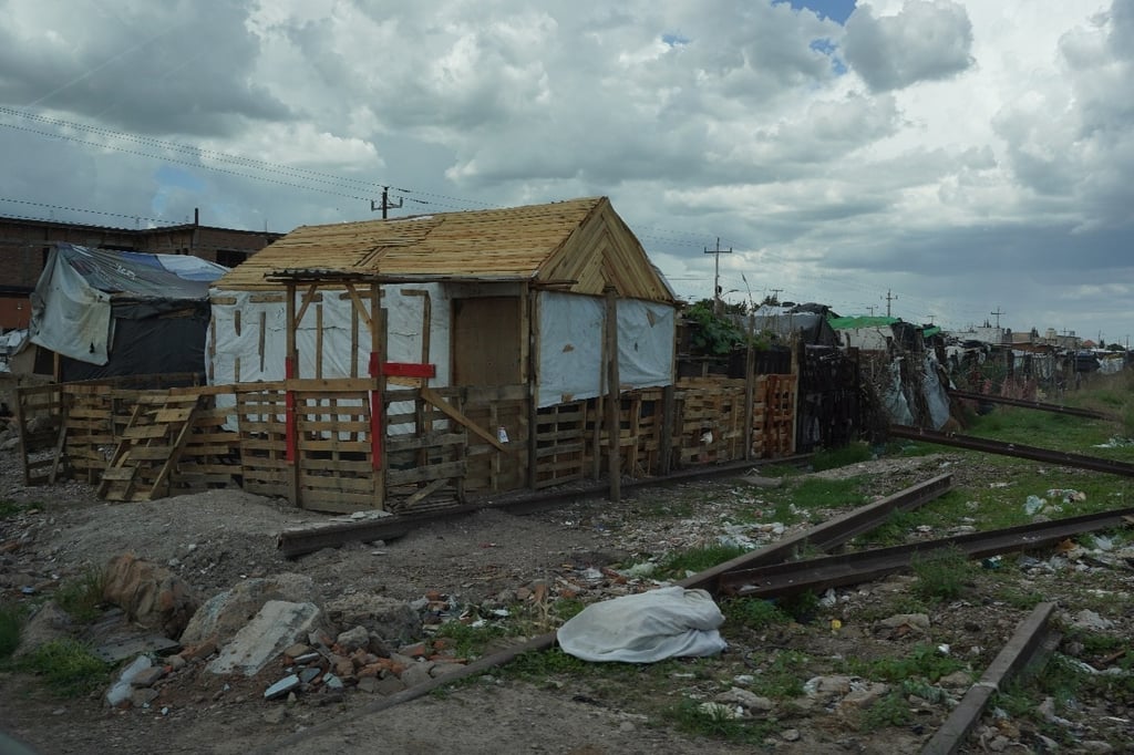 Asentamientos. Las viviendas comenzaron a asentarse en esta zona sobre las vías del ferrocarril propiedad federal desde hace seis años; hasta la fecha, ninguna autoridad ha intervenido.