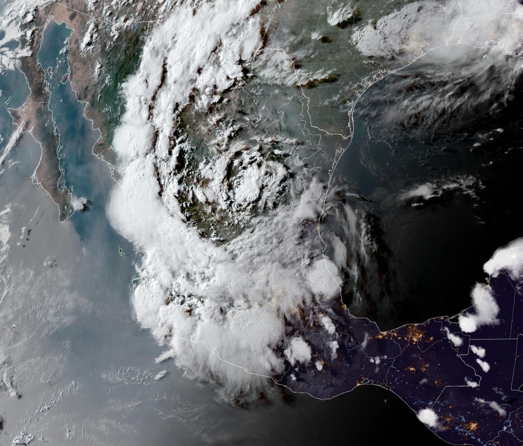 Satélite. En una foto satelital se puede ver la vaguada troposférica cubriendo el estado de Durango, pero las nubes están muy altas.