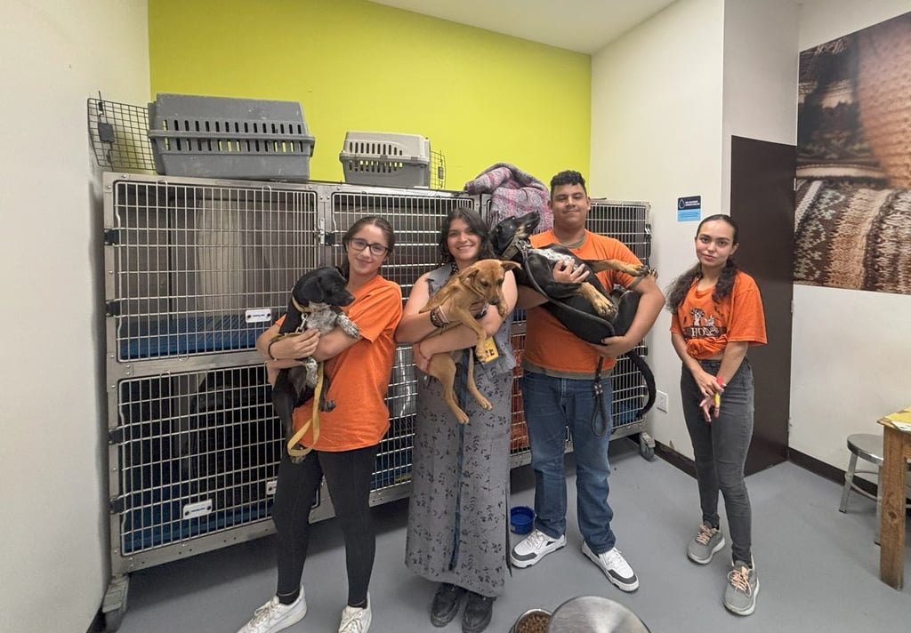 Diana Aguilar García, supervisora del stand de adopciones en Petco, junto a parte del equipo de colaboradores, trabajan incansablemente para dar amor, cuidado y un nuevo comienzo a los perros rescatados del abandono.