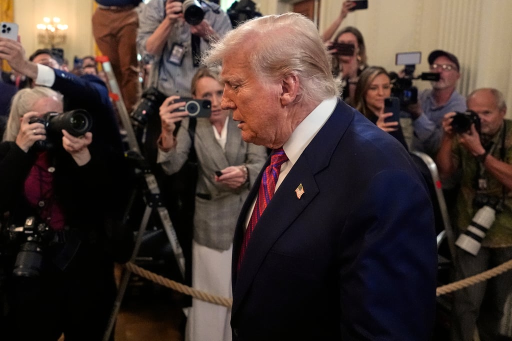 Trump cae al 42% de aprobación; migración, aranceles y caso Epstein le pasan factura