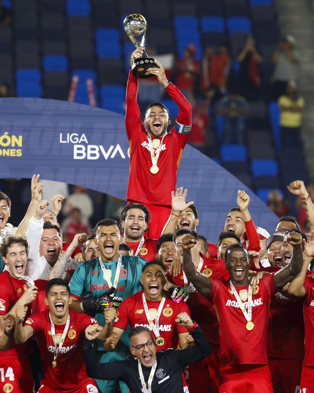 Paternidad. En total, América y Toluca se han enfrentado 84 veces en competencias oficiales, con 33 triunfos para Toluca, 29 para América y 22 empates. La noche del domingo, la balanza volvió a equilibrarse en favor de los Diablos Rojos.