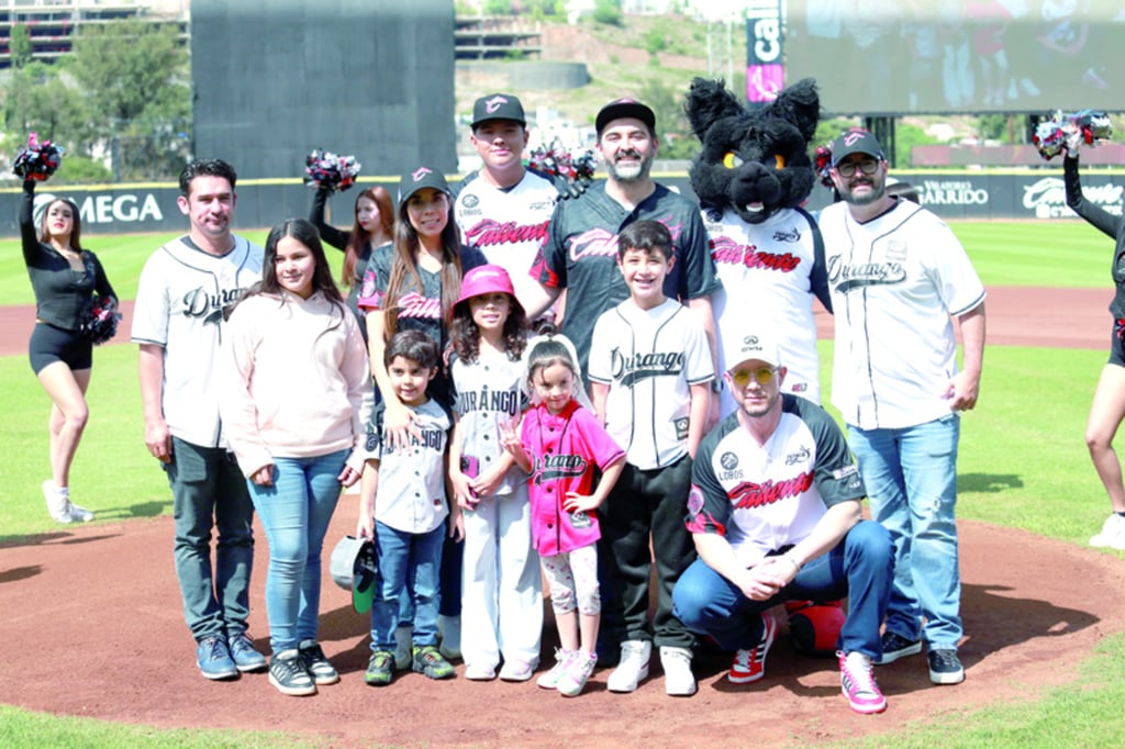 En un ambiente familiar, celebraron el lanzamiento de la primera bola en el estadio de Caliente de Durango.
