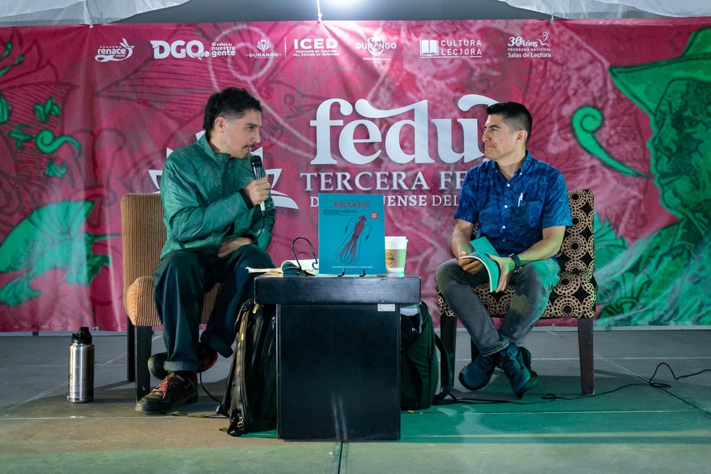  El zoólogo y autor, Andrés Cota Hiriart  y  el escritor Balam Rodrigo, durante la presentación del libro Kraken.