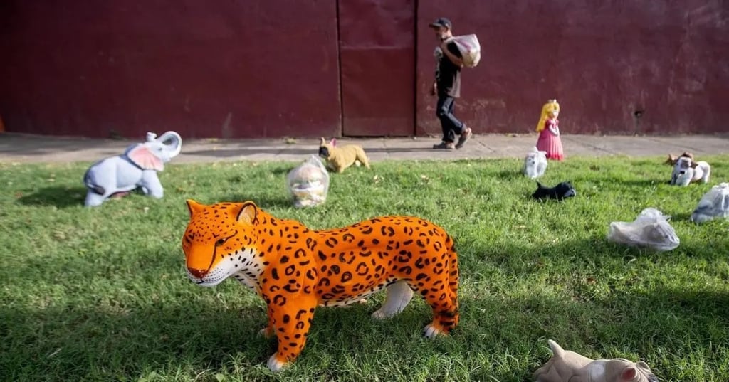 Los artistas viajan en un camión cargado con sus coloridas alcancías, transportadas cuidadosamente para evitar que se dañen.